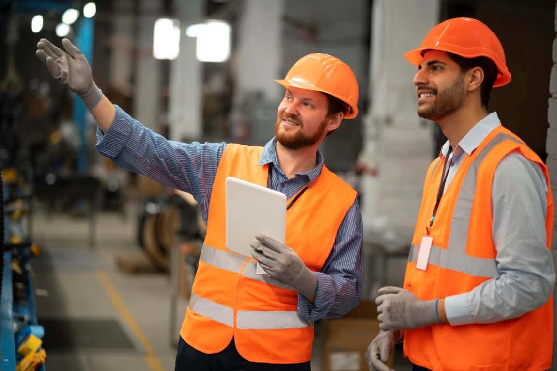 deux ingénieurs QHSE en train de travailler